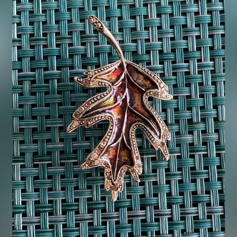 Costume Jewelry Detailed Leaf Pin